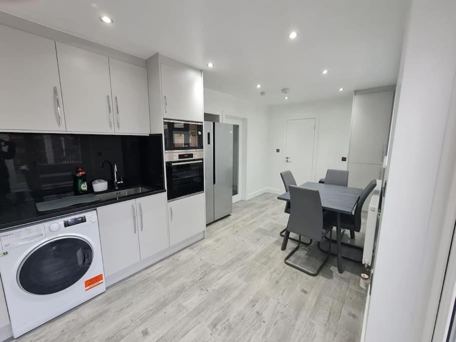Elm Park Cheerful 4-Bedroom Holiday Home Hornchurch Kültér fotó
